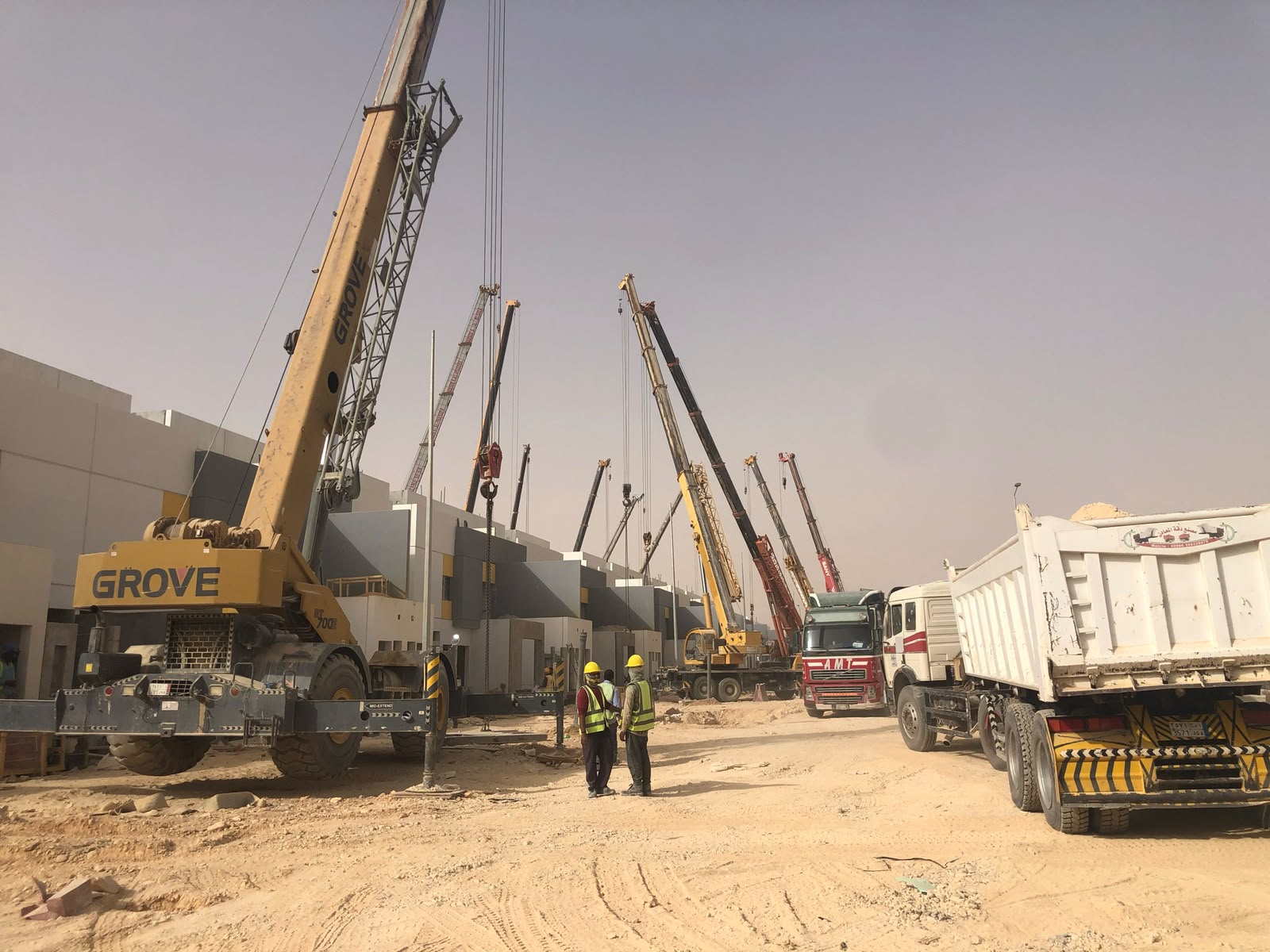 Murcia Compound crane fleet erecting precast panels